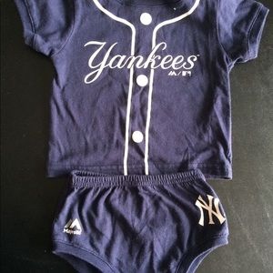 2 piece yankee outfit Brand:Majesti 3/6 months